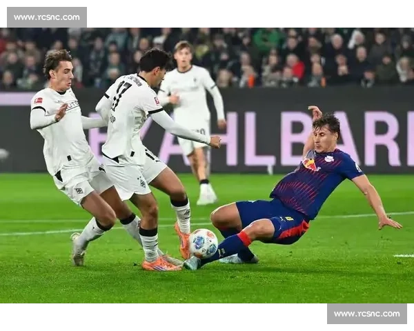 精彩对决拉开序幕 强强对抗演绎足球魅力 上半场比分胶着下半场逆转争夺激烈